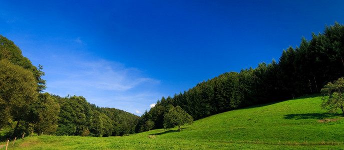 德国的苏姆景观，蓝天和山