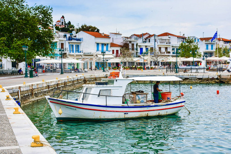 斯基亚索斯镇希腊酒馆海上渔船与蓝