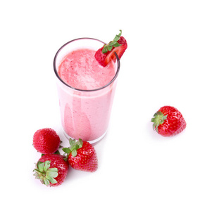 令人耳目一新的酸奶在高大的玻璃。孤立在白色背景上的草莓奶昔。在上面切草莓奶昔