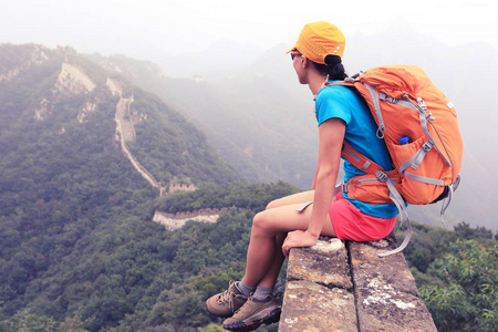 年轻女子名徒步旅行者