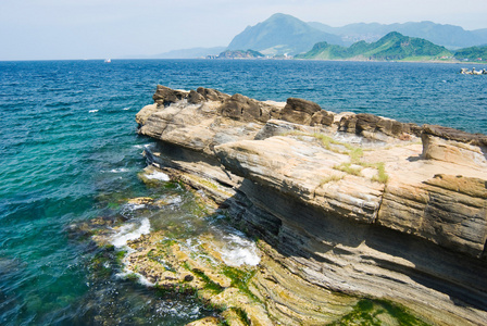 岩石海岸和波浪海