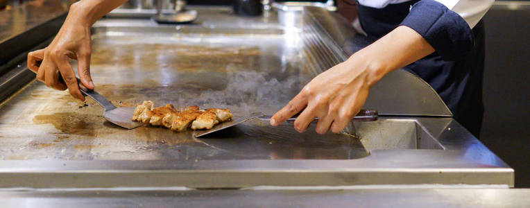 厨师烹饪鸡牛排的手