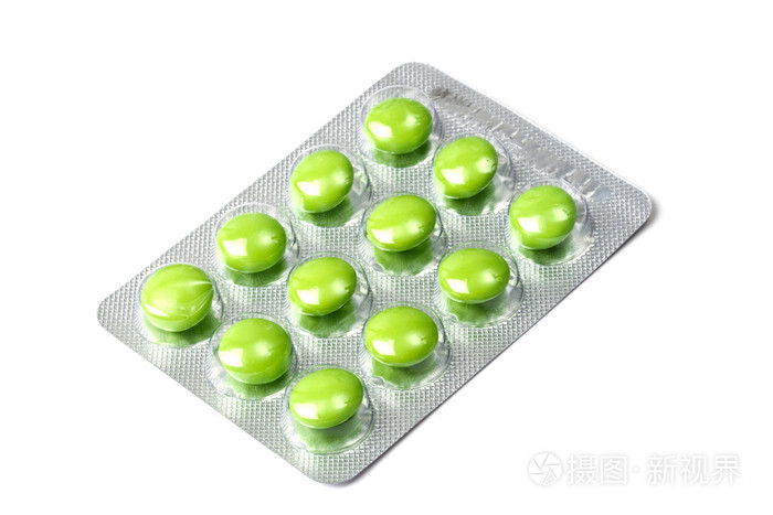 绿色药丸包装隔离在白色上
