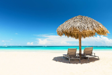 伞与美丽沙滩沙滩椅