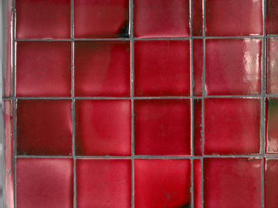 瓦片，瓷砖 tile的名词复数  扁平的小棋子
