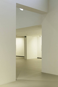 在现代建筑的白色走廊