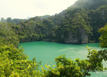 岩石绿湖