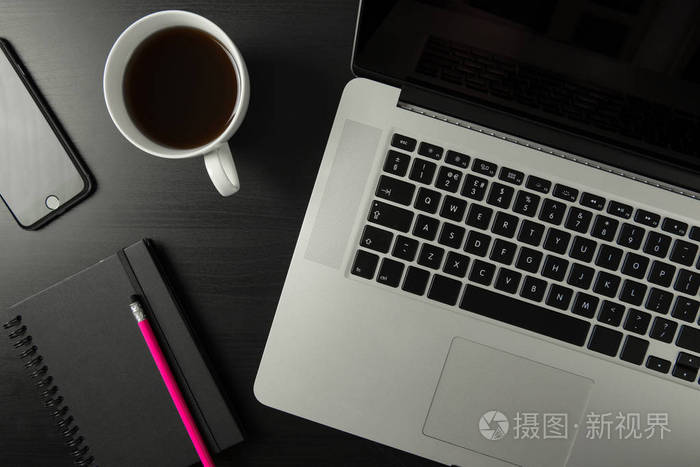 办公桌,电脑,咖啡和笔记本