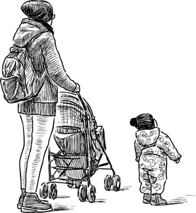 年轻的母亲和她的孩子上散步