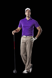 一个穿紫色衬衫的高尔夫球手
