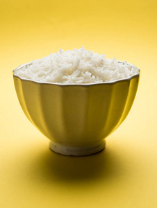 在陶瓷碗里，印度的白色和很长的香米香米熟和碗，选择性焦点