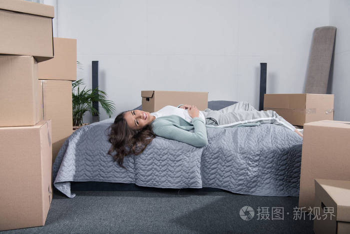 该名女子躺在家里的床上照片-正版商用图片01n5py-摄图新视界