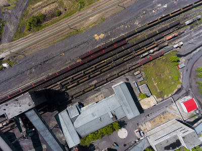 全景鸟瞰图拍摄于铁路跟踪与货车