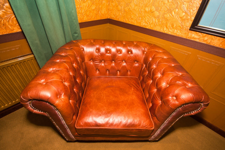 老式棕色皮革扶手椅