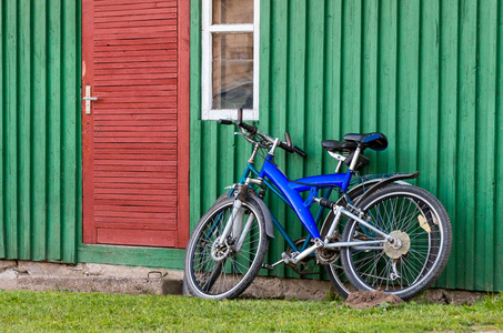 两辆旧自行车