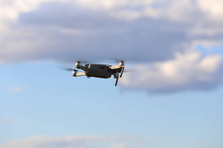 Quadcopter 用相机清晰晴朗的天空日落飞行