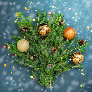 快乐圣诞快乐新年概念杉木树假日球装饰
