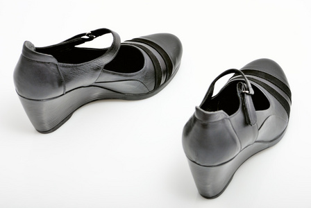 鞋子 鞋状物 蹄铁 轮胎的外胎 鞋 shoe的名词复数  蹄铁 煞车 金属箍