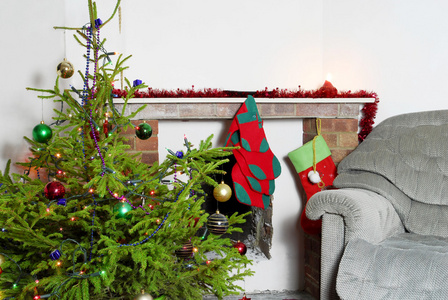 圣诞树和装饰过的房间