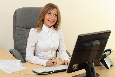 商务女性微笑着用电脑