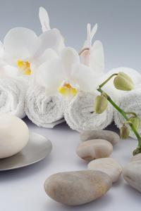 白毛巾和肥皂的石头
