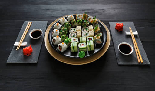 一整套寿司寿司和黑色仿古木卷