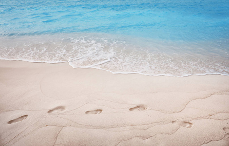 人类留下脚印在沙滩上