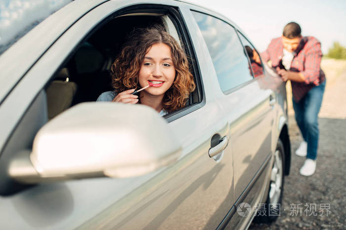 开车的女人和男人推车