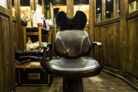 在一个木制的老式房间理发师的椅子