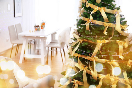 美丽装饰圣诞树在客厅里，特写。节日和模糊的灯光设计。新年 2018年庆祝活动