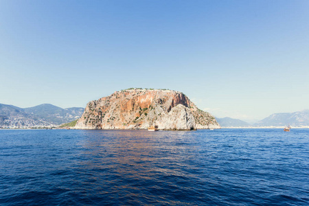 与 Alanyas 城堡岩海景