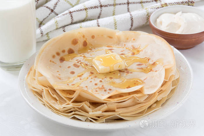 用黄油和蜂蜜的薄煎饼