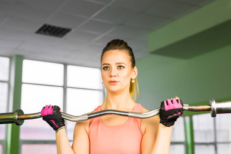 健身 运动 举重和人的概念   与杠铃在健身房锻炼的运动型女人