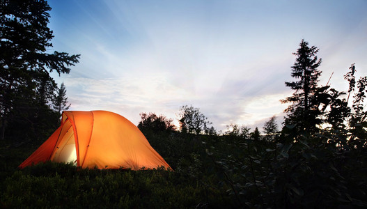 一个帐篷在黄昏时点亮