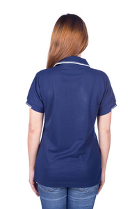 女人在孤立 背面的白色背景上的蓝色马球衬衫