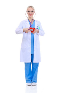 年轻女医生抱着一颗红心，孤立的白色背景上。女医生