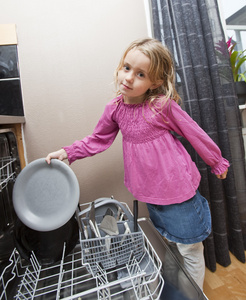 洗碗机旁的年轻女孩