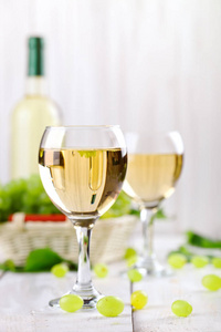 与白葡萄酒 新鲜的葡萄和一瓶白葡萄酒木制的桌子上的眼镜