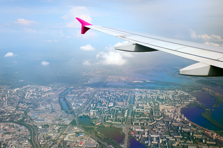 从飞机上看到机翼和下面城市的全景