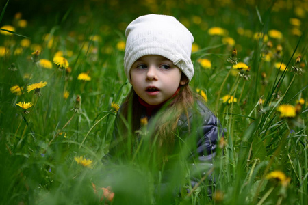 躲在绿草的小女孩