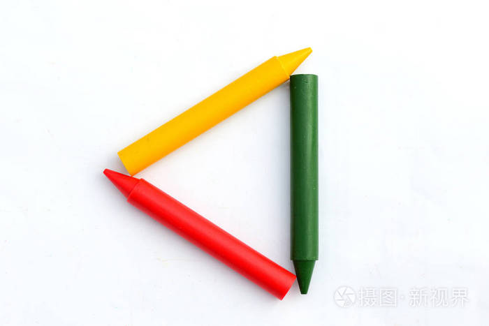 纯白色背景上孤立的蜡笔