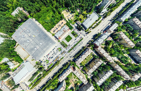 与空中城市景观 十字路口 道路 房屋 建筑物 公园及停车场。阳光灿烂的夏天全景图像