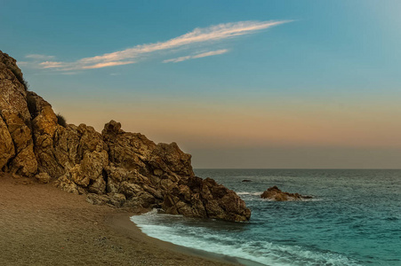 在巴塞罗那，加泰罗尼亚，西班牙附近卡莱利亚海滩日出