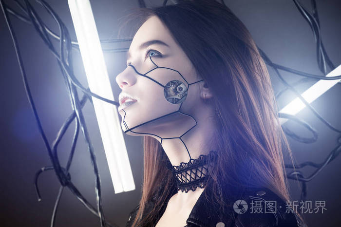 仰望的电线和发光灯背景的朋克风格的美丽的机器人女孩