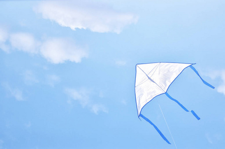 蓝蓝的天空，穿过云层的多彩风筝