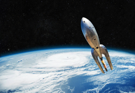 老式金属宇宙飞船飞近地球。空间的开始方式