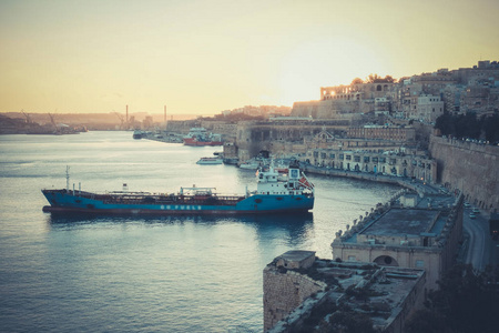 在瓦莱塔，马耳他的日落。老港口在夕阳与概述