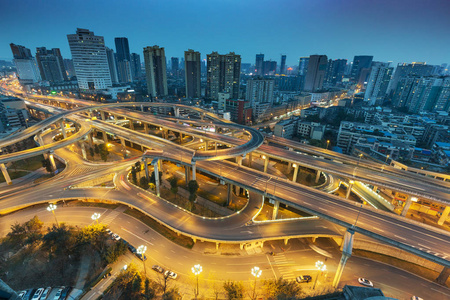 鸟瞰图长时间曝光东京城市道路