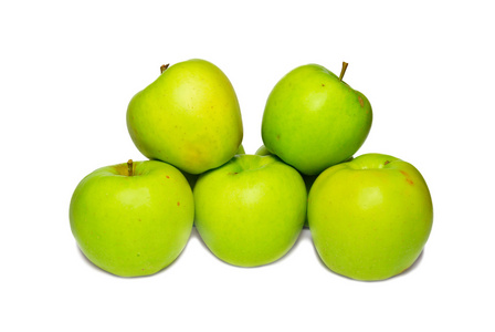 一叠绿苹果隔离在白色上。