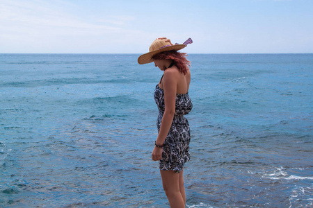 夏天，蓝色大海，帽子站在海和我的女孩